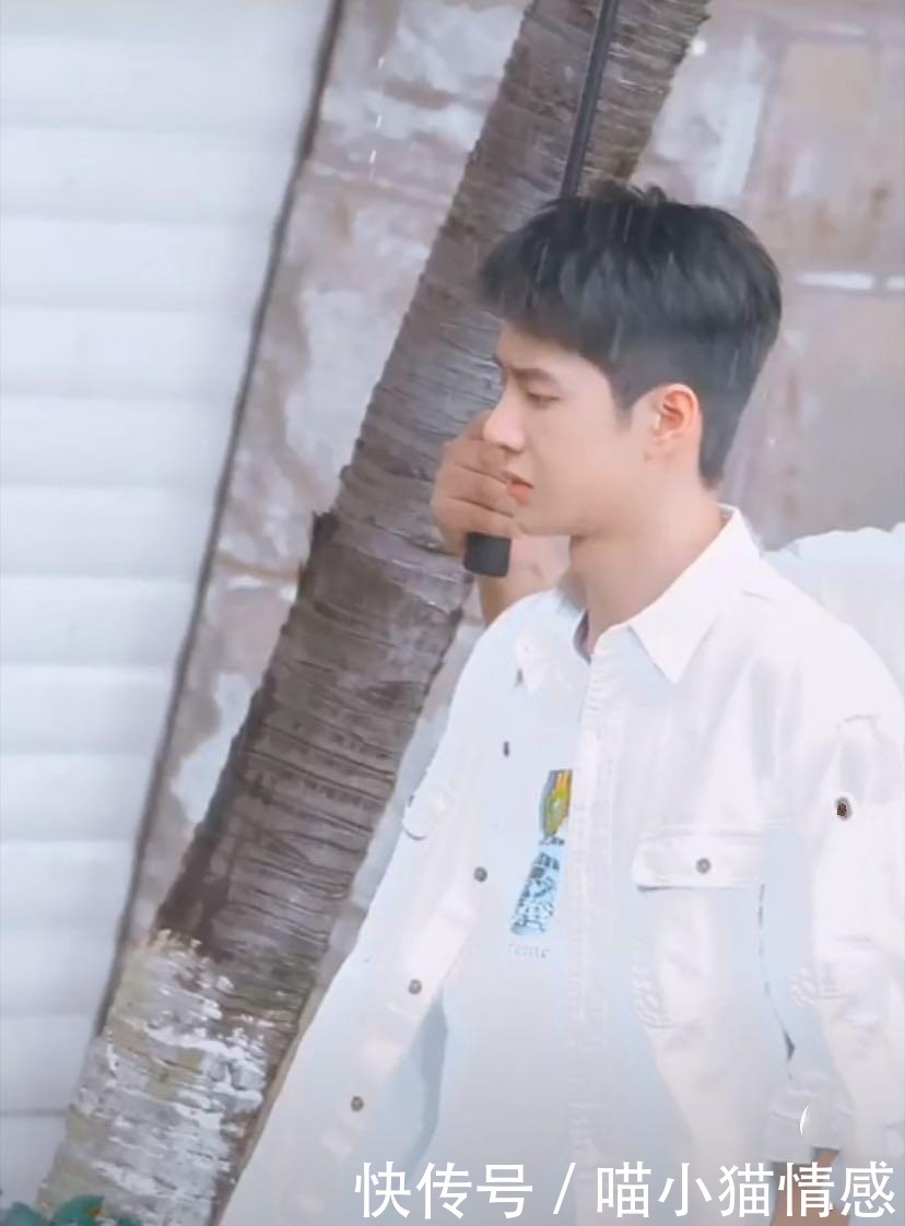 录制|王一博开始录制《天天向上》,穿白色外套太阳光,眉头紧皱心情不佳