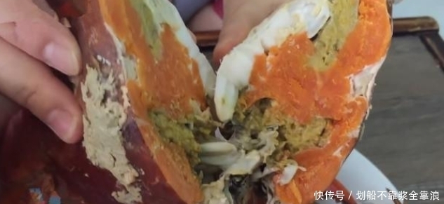 不值|奇闻:男子花五百元买只螃蟹,回到家总感觉不值,切开后两眼冒光