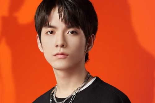 合影|鹿晗综艺新路透曝光,R1SE成员也参加,蹲在地上合影像画报