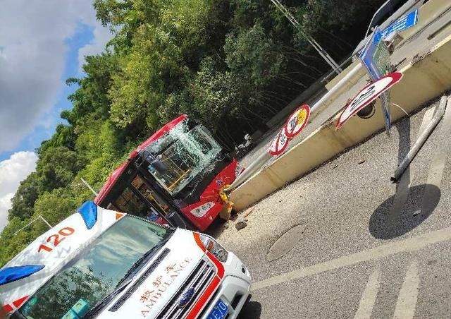  南宁|南宁一公交车撞护栏致挡风玻璃碎裂，有人受伤