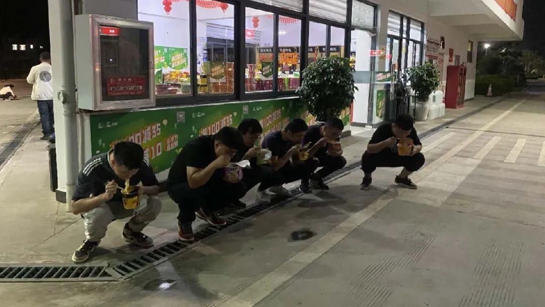 千里|蹲着吃泡面也要整整齐齐的，这是我们的“千里缉枪记”