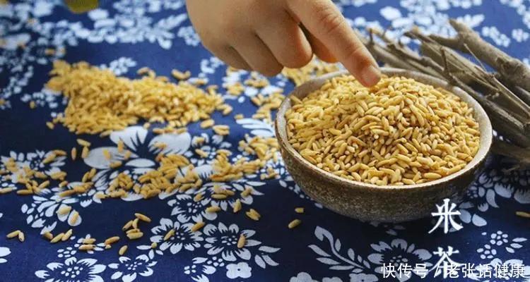 大米炒焦泡水喝有什么作用(大米炒焦泡水喝，每天一杯，用不了多久，7个好处或“不请自来”)