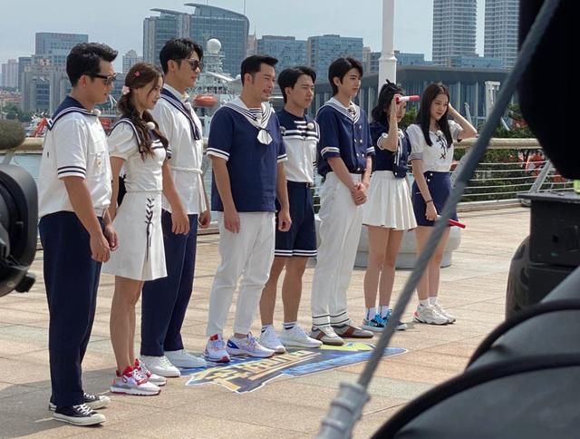  蔡徐坤|吴宣仪超短裙参加《跑男》，注意旁边蔡徐坤的手，真实人品藏不住