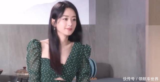  披头散发|赵丽颖拍摄没开空调，大热天披头散发，肩膀垫毛巾吸汗很朴实