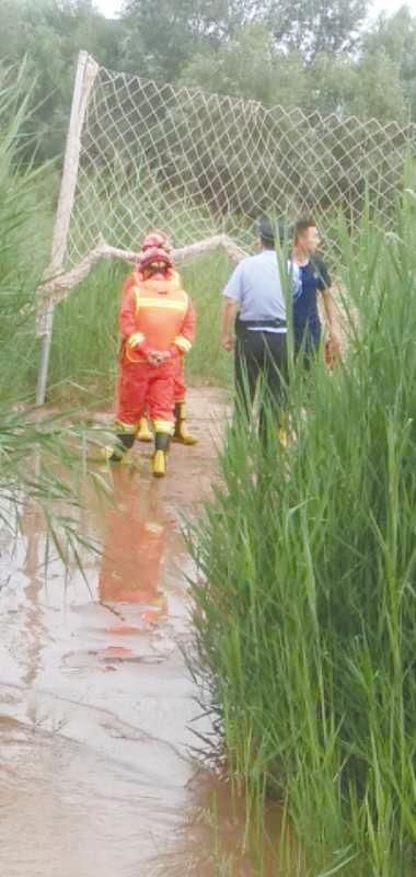  获救|黄河里漂流皮艇被激浪冲翻 一人游到岸边获救一人失踪
