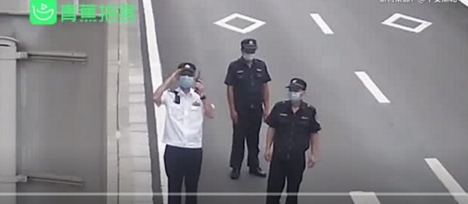 指挥中心|最后一次！老民警对着监控敬礼，画面令人动容…