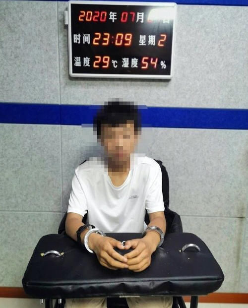  小伙|15岁小伙泄愤烧毁堂兄轿车