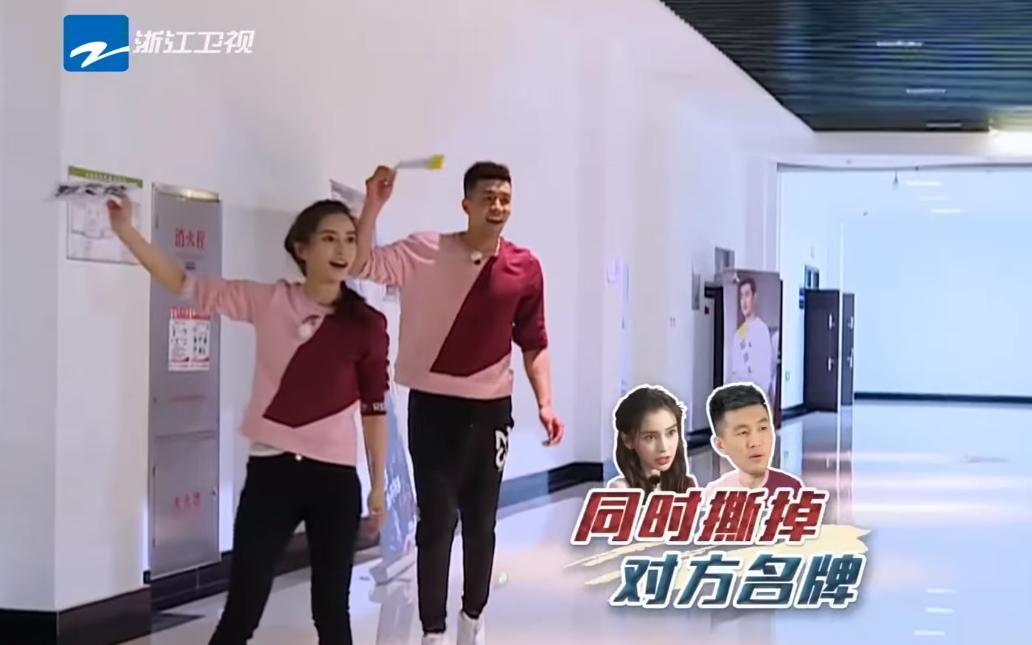  签名|录跑男时baby手受伤，粉丝找她签名，她4字回应，网友：这都行？