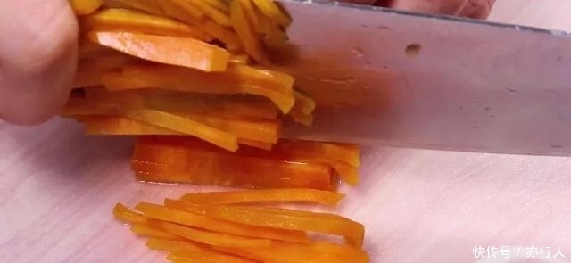 补铁|7个月宝宝爱吃的蛋黄黑小米粥,补铁又补钙!宝宝爱吃,辅食首选