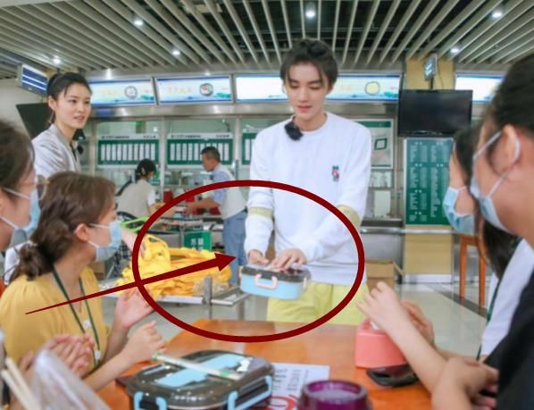 王俊凯|王俊凯为医务人员亲手做午餐，而谁注意他送餐姿势？素养是装不住的
