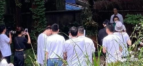 上映|37岁胡歌近况罕曝光，大背头白衬衫英气十足，今年或有新片上映