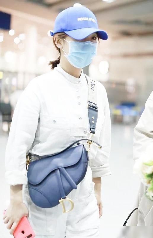 白色|杨紫参加完百花奖后，白色工装连体裤出镜，干净利落！