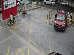  女子|危急！轿车失控，顺德一女子被夹晕