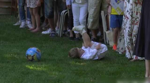 公主|瑞典王室姐弟俩玩闹,奥斯卡为抢球把姐姐绊倒在地,好调皮