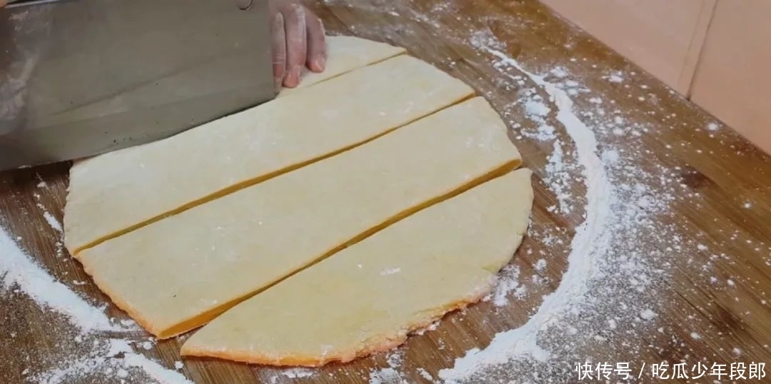 零食|5个鸡蛋,1斤面粉,锅里一炒,做出创意小零食,比蛋糕好吃十倍