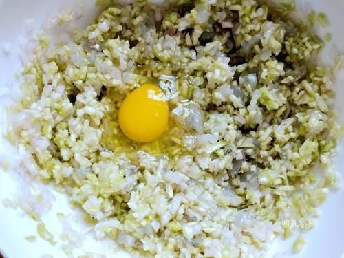 饺子皮|夏天用它包饺子,鲜香多汁消暑补水,比韭菜芹菜都好吃,全家爱吃