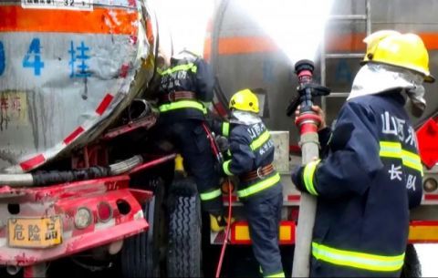  运输车|浓硫酸运输车和柴油运输车相撞“咬”在一起 长治消防将其分离