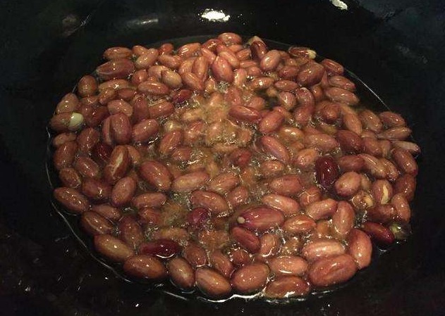 酥脆|炸花生米时,切忌只放油!多做1步,花生米更加酥脆,还不会返潮