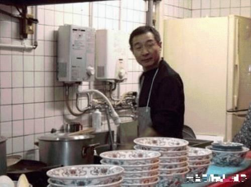 女子|女子路边吃拉面,大碗三块小碗八块,连吃两大碗,结账时才知中计