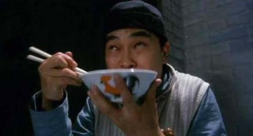  筷子|佘诗曼晒午餐肥肠面，轻咬筷子笑容甜美，经典公鸡碗太抢镜！