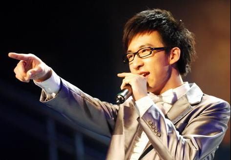  幕后|曾是入围金像奖的选秀冠军，他人气暴跌转幕后十年，被称情歌王子