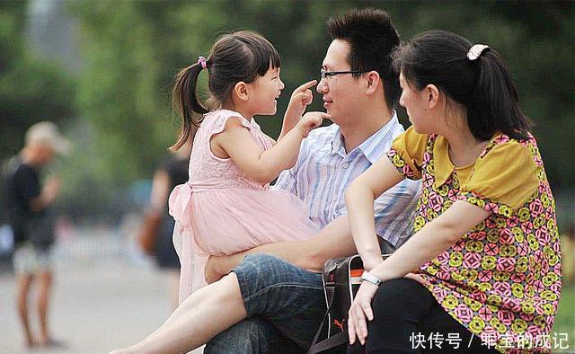 机灵|公交车上男孩高喊肚子痛，母亲查看后报警，乘客：“孩子真机灵”