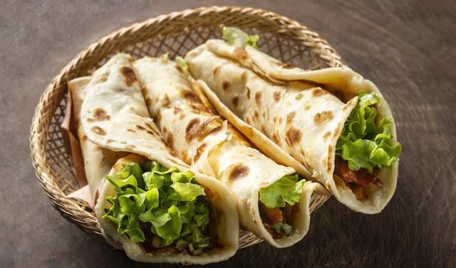 灌饼|在家学做鸡蛋灌饼,只需一个小技巧,个个松软鼓大包