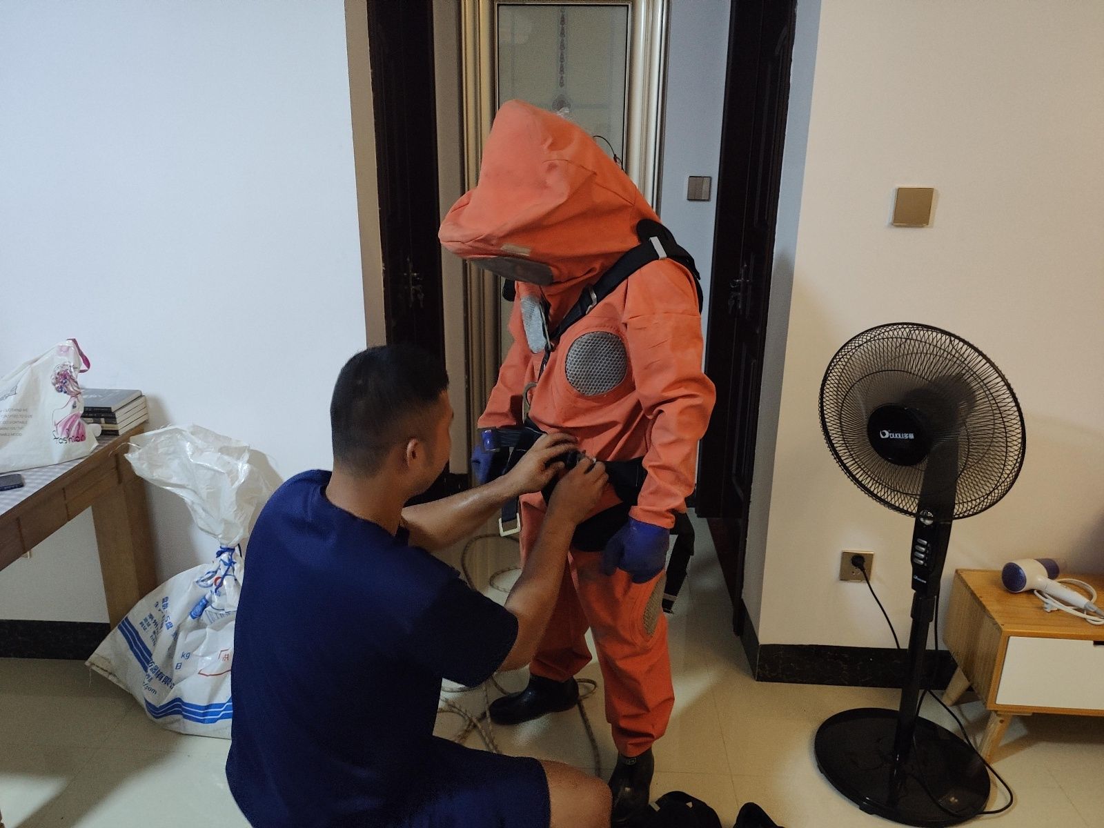  摘除马蜂窝|上思马蜂窝频频扰民 消防指战员迅速为民解忧