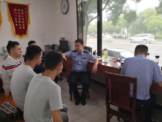 停车|“榔”的诱惑?!两名公交司机在路中间停车,递了一包槟榔