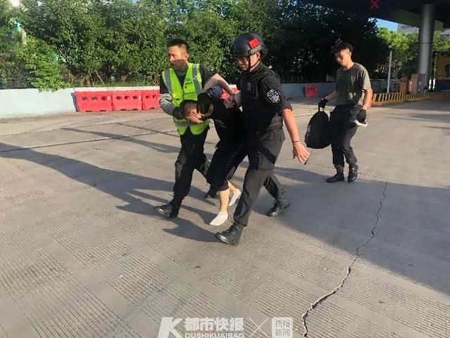  名嫌疑人|突发！两名持刀抢劫逃犯逃到浙江！抓