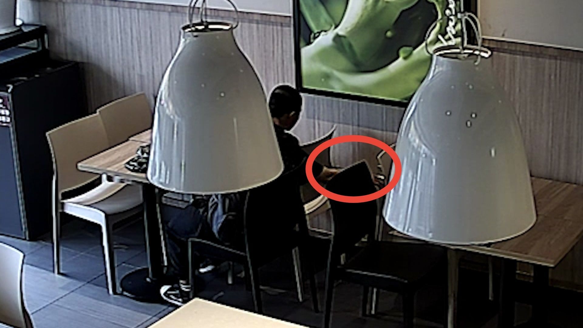 小偷|手机充电人离开 小偷趁机顺手牵羊