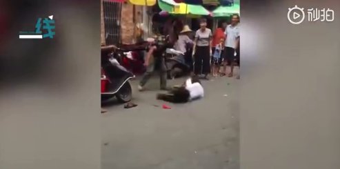 妻子|男子当街暴打妻子！网友称事发钦州 警方通报来了