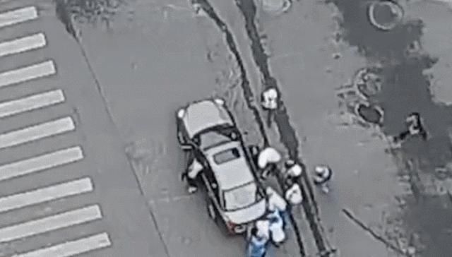  车底|11秒！女子被压车底，一群“蓝精灵”蜂拥而至，抬车救人！