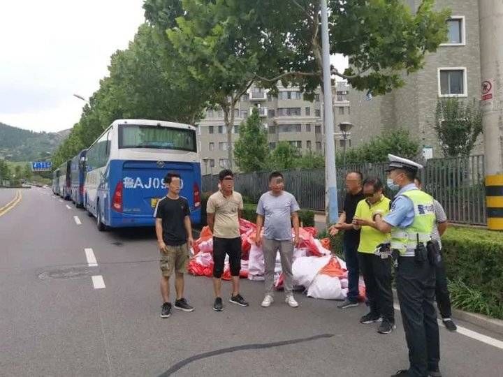  布满|车身布满广告影响安全驾驶，这样做小心被罚......