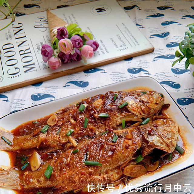 汤汁|小黄鱼这样做最下饭,麻辣鲜香,鲜嫩入味,汤汁拌饭也能多吃两碗