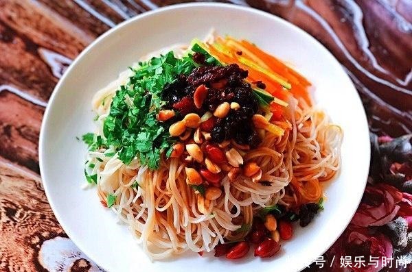 适量|夏天面条这样做,煮一煮拌一拌,酸辣开胃又解腻,一次两碗不够吃