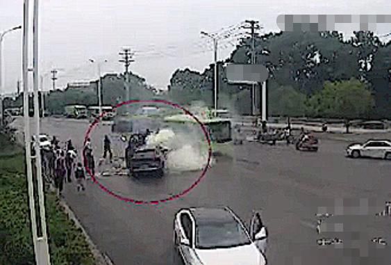  自燃|路遇车祸车辆自燃，洒水车变成消防车，唱着歌就把火给灭了