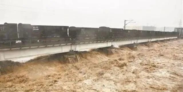  临时|特大洪水来临时，为什么火车要开到桥上停着？