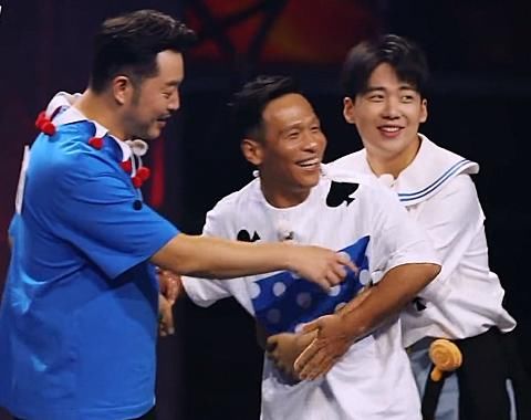  情理之中|宋小宝亮相《奔跑吧》时，还记得第一个跟他握手的是谁？情理之中