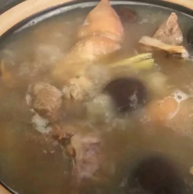  猪蹄|美味的猪蹄汤炖好了，爱美的女性朋友赶紧做起来吧