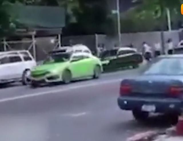 女生|看到男朋友被多人当街群殴 女生急了上演硬核“反杀”