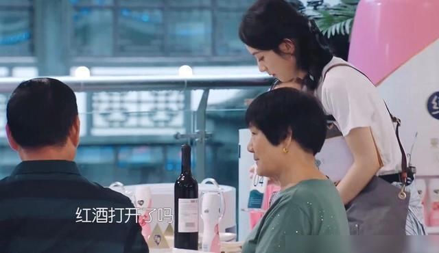  干活|中餐厅搞完黄晓明搞赵丽颖，干活镜头全剪，刻意立矛盾耍大牌人设