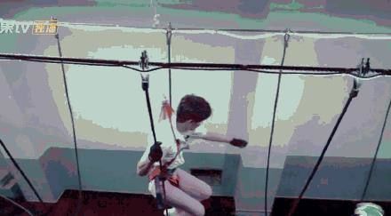 高空|《密室大逃脱》邓伦臂力惊人第一个过高空吊桥,黄明昊再开挂解题