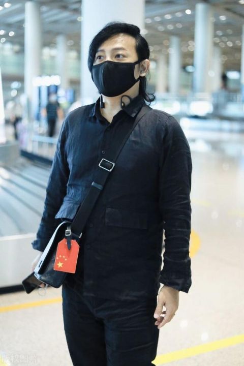 形象|陈志朋现身机场，穿搭黑色紧身却被发型吸引，妖娆妩媚成为新形象