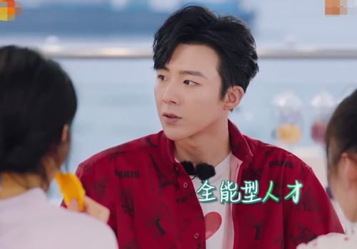  刘宇宁|刘宇宁来中餐厅帮忙，赵丽颖林大厨争抢他，我却留意他的应对方法