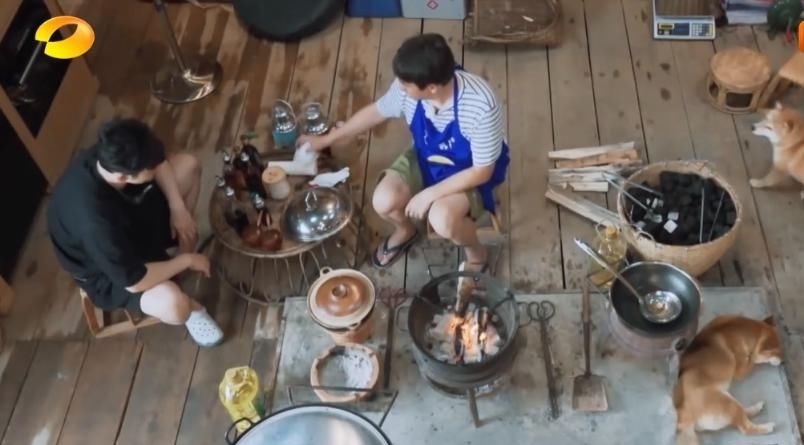  黄磊|黄晓明跟黄磊学做红烧肉，站旁边看得十分认真，原来都是为了baby