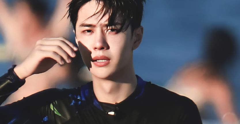  鞠躬|王一博时装走秀公开，变萌系被迫深鞠躬有点憨，自称太野秀弹舌