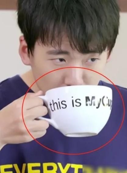  运动|奔跑：baby的水杯少女款，郑恺的运动款，看到蔡徐坤的，偶像专用