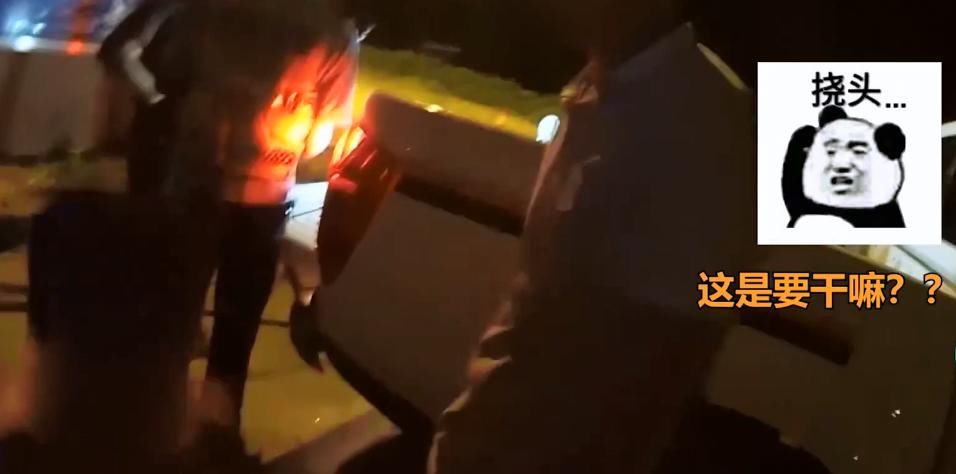  交警|两人醉驾被交警拦下，直接跪地求情，交警可不吃这一套