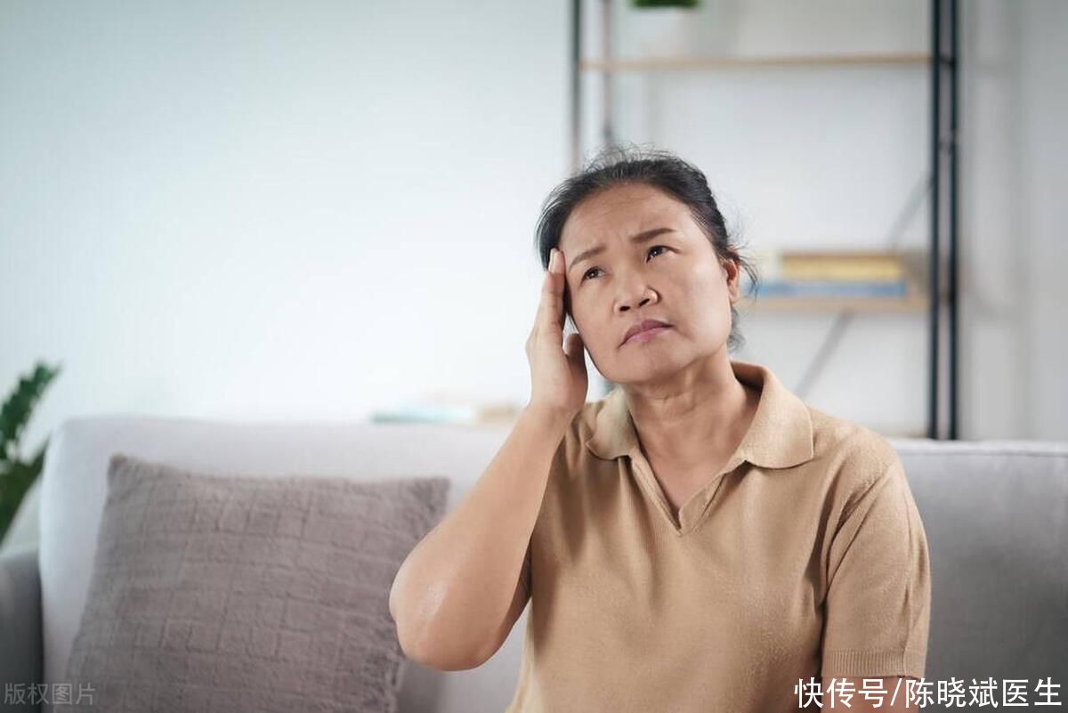 老人有点老年痴呆前兆应该怎么办(老人出现这4种情况，或是老年痴呆的前兆，子女需留心观察)
